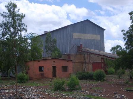 Un des bâtiments délaissés de la Mine de Poura